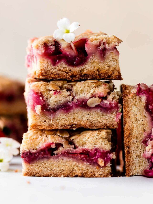 Strawberry-Rhubarb Crumble Bars Recipe